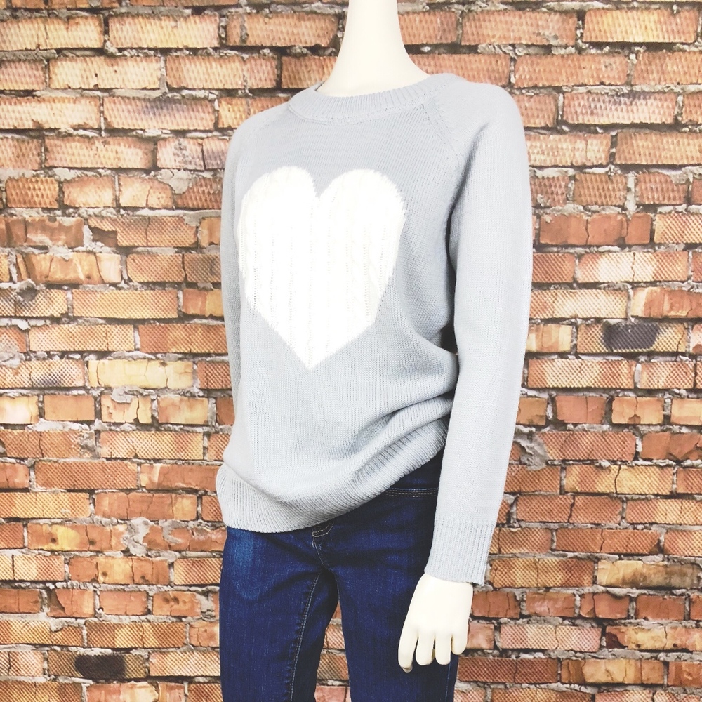 NWT 🎄 Grey with White Heart Sweater SZ M 🎄 - Picture 4 of 7